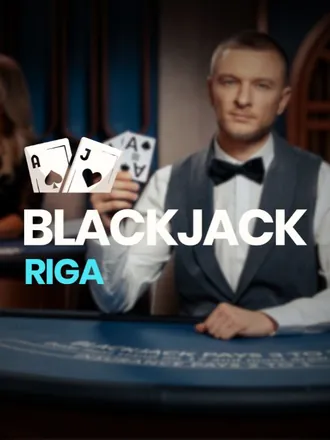 Un croupier en gilet noir et nœud papillon attend les joueurs à la table de Blackjack Riga, un blackjack en direct