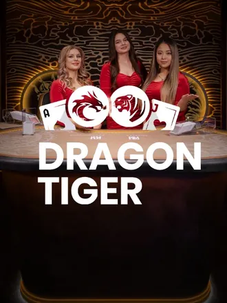 Trois croupières en robe rouge se tiennent derrière la table de Dragon Tiger, où la plus haute des deux cartes gagne