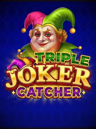 Coiffé d'un chapeau à grelots rose et vert, un bouffon souriant présente Triple Joker Catcher, une machine à sous sur le thème des jokers